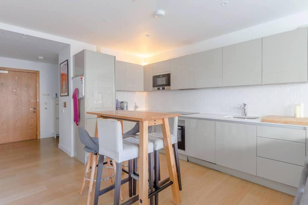 لندن Superb 1 Bedroom Apartment 3Mins From Tube Station المظهر الخارجي الصورة