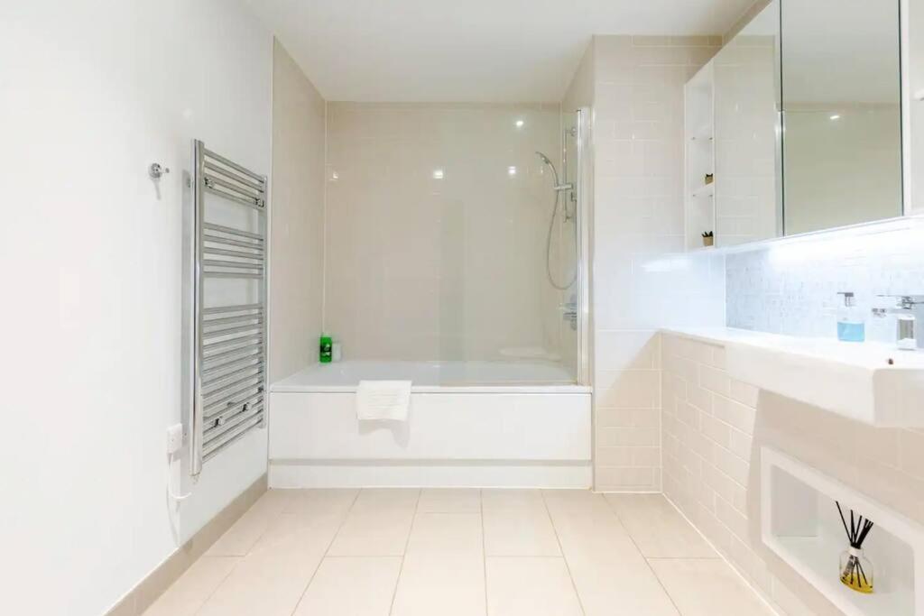لندن Superb 1 Bedroom Apartment 3Mins From Tube Station المظهر الخارجي الصورة